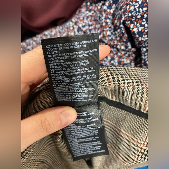 H&M Knee-length skirt in patterned weave with decorative buttons. size 4 - Picture 10 of 10